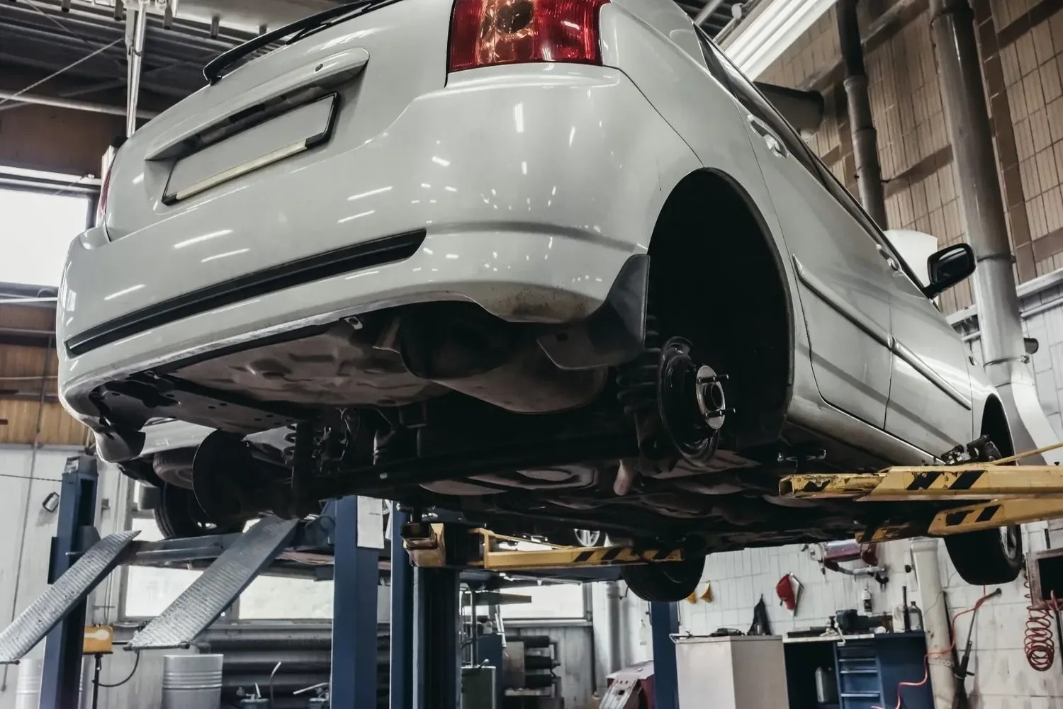 Riparazione professionale della carrozzeria di un'automobile